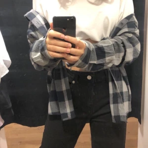 Rutig skjorta  - Köpt från lager och använd endast 2 gånger. Säljer då jag aldrig använder den. 