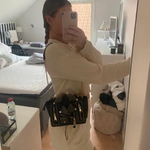 Väska - Super söt väska, säljer då jag har för många väskor. Hör av er vid frågor!❤️ bud från 50kr. BUD JUST NU-75 Köp på en gång för 150