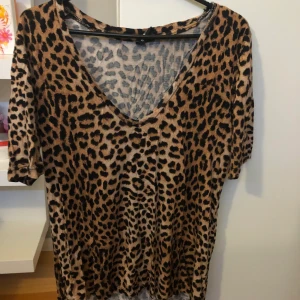 Leopard t-shirt  - Säljer den här t-shirten från Gina Tricot pga ingen användning. Köparen står för frakten. Nypris: 200 kr 