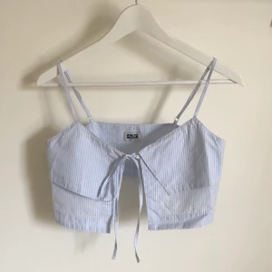 Blus från weekday XS - Söt blus från weekday, endast använd en gång och är i perfekt skick. Stl Xs men passar även S eftersom den är justerbar! Köparen står för frakt 