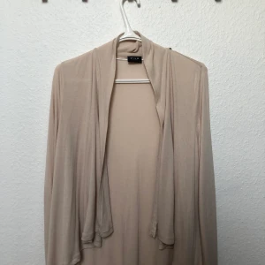 VILA beige kofta - Säljer en fin kofta i tunt och lätt material eftersom den inte kommer till användning! Koftan är i nyskick och lätt att slänga på till vilket annat plagg som helst⭐️
