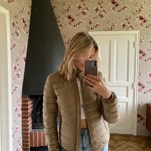 Parajumpers - Beige light weight jacka i dun, köpt för 4500kr, har ej kvitto men finns QR- scan inuti jackan som bevis för äkthet. Mycket bra skick, inga skador! Kan skicka fler bilder om önskas💕