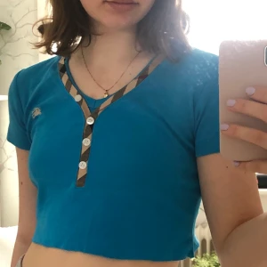 Burberry baby tee - Baby tee från Burberry, köpt second hand men använd ett fåtal gånger då den är lite för liten för mig :)