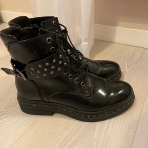 Kängor med nitar - Jag säljer tyvärr dessa kängor som jag fick i julklapp förra året men som har blivit för små. De har super fina detaljer i form av nitar, och är perfekta att bära till tex en kjol💕