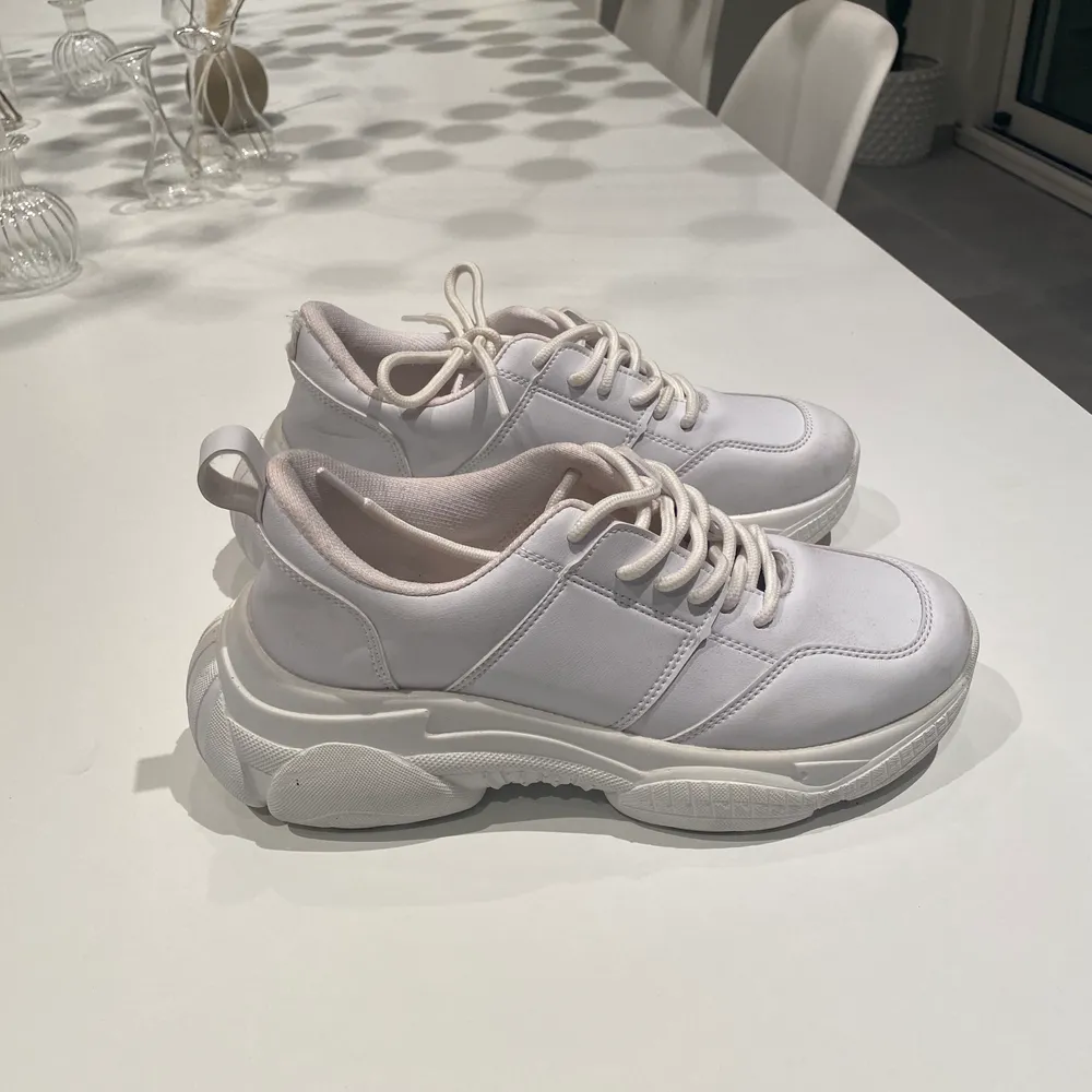 Sneakers från Nelly. Nypris 499kr. Använda en gång. Ser helt nya ut. Frakten står köparen för . Skor.