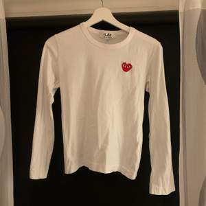 Säljer min jättefina Comme des garçons t-Shirt i storlek M (passar på en S skulle jag nog säga) säljer då den inte kommer till användning tyvärr. 🥰🤩 (köpare står för frakt)💖💖(finns ett litet litet hål i tröjan men det är inte så synligt) 