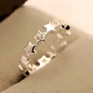 Stjärnring  - Silverring med stjärnor, superfin! Har två! Helt nya! 