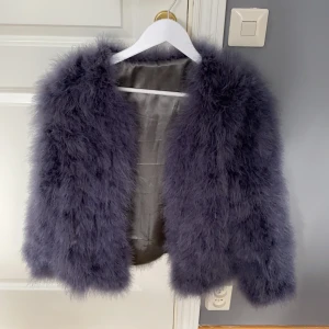 Jacka i storlek S - En fluffig jackan i storlek S. Är andvänd få gånger.