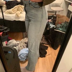 Monki jeans  - Monki jeans i storlek 24, av klippa där nere.