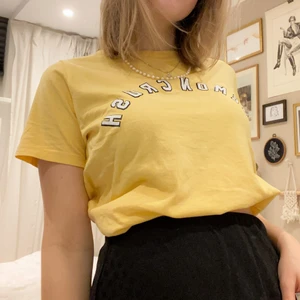Gul t-shirt Gina Tricot strl XS - Gul t-shirt som inte kommit till användning🥰  Fråga om du undrar något!!