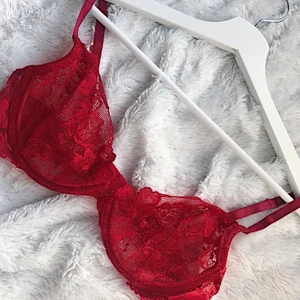 Röd bralette - Röd bh som ja gjorde om till en bralette. Passar någon i strl 70B. I ganska bra skick då ja inte kan använda den för den är för liten för mig. Frakt på 24kr ingår (104kr sammanlagt) ❤️