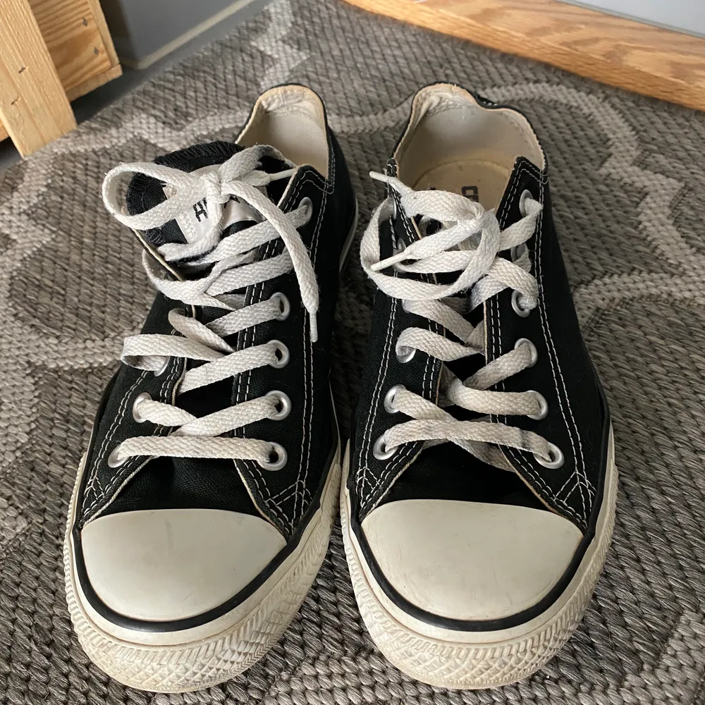 Svarta Converse. Använt skick.  Eur 40, UK 7, US men 7, wo’ 9, CM 25.5. Skor.