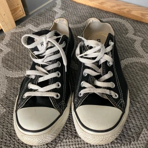Låga Converse All Stars - Svarta Converse. Använt skick.  Eur 40, UK 7, US men 7, wo’ 9, CM 25.5
