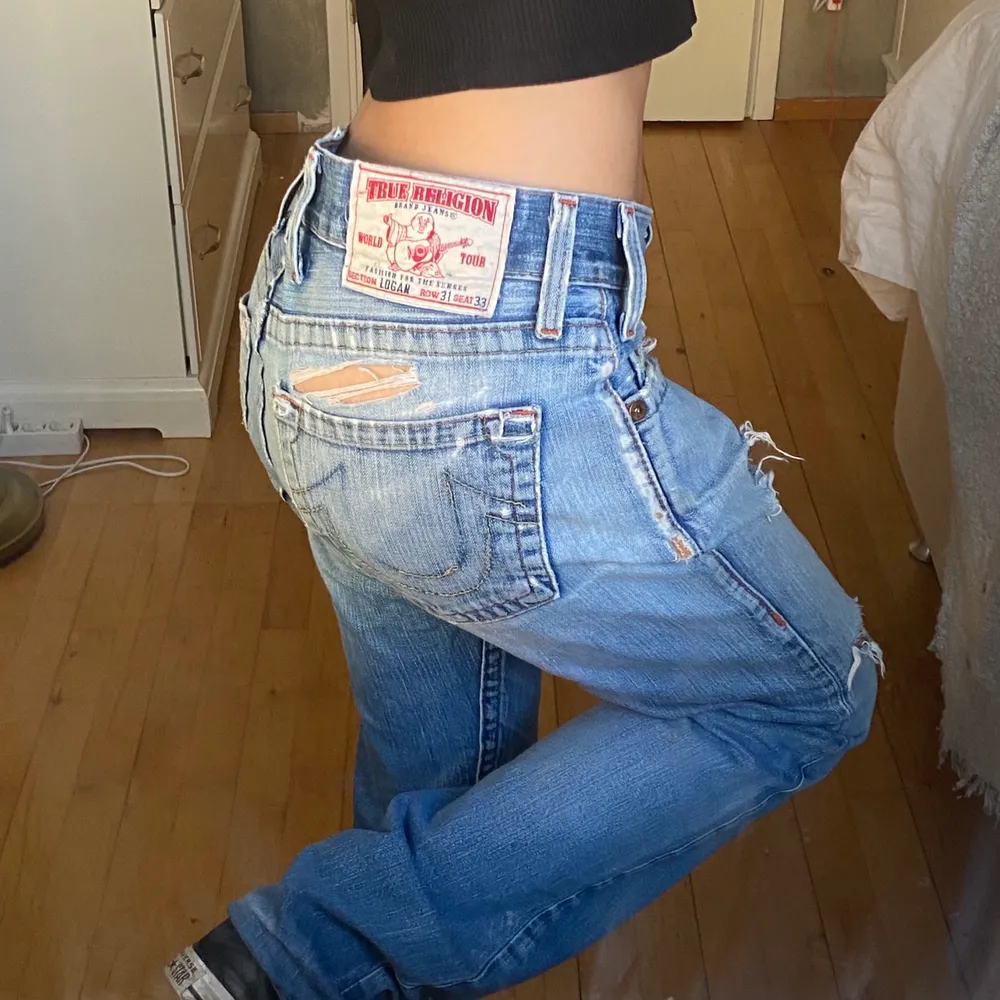 baggy lågmidjade jeans från True Religion med massa slitningar. fixade för att passa på bilderna, midja: 92cm & innerben: 84cm. går att sy in såklart 😚 buda i kommentarerna💕💕💕. Jeans & Byxor.