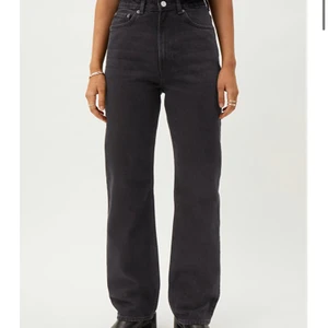 Weekday rowe - Säljer ett par jättefina jeans från weekday! Använda ca 5-6 ggr så inga defekter. De är stentvättade! Köpare står för frakt!💫