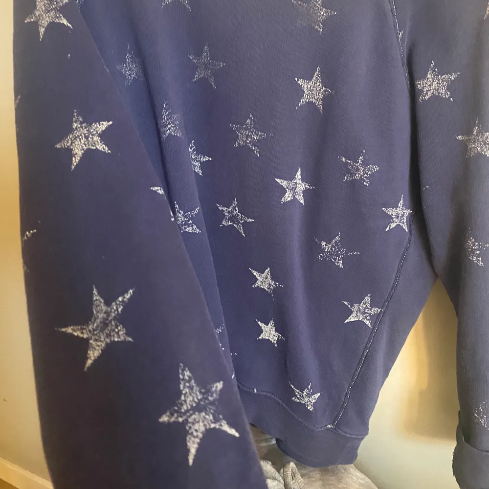 En jätte snygg sweatshirt med jätte fina stjärnor på som är lite utvättafe men jag tycker bara det är en cool effekt. 💕💕🤩. Tröjor & Koftor.