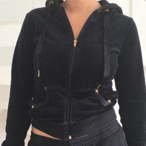 Svart zipup tröja  - Skön mjuk svart tröja från Gina, bra skick! 