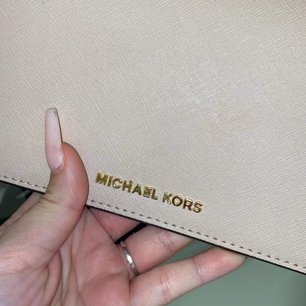 Säljer min ljusrosa Michael kors väska. Köpt för 2 år sedan och använd Max 5 gånger. Väldigt bra skick. Köpt för 2900kr. Väskor.