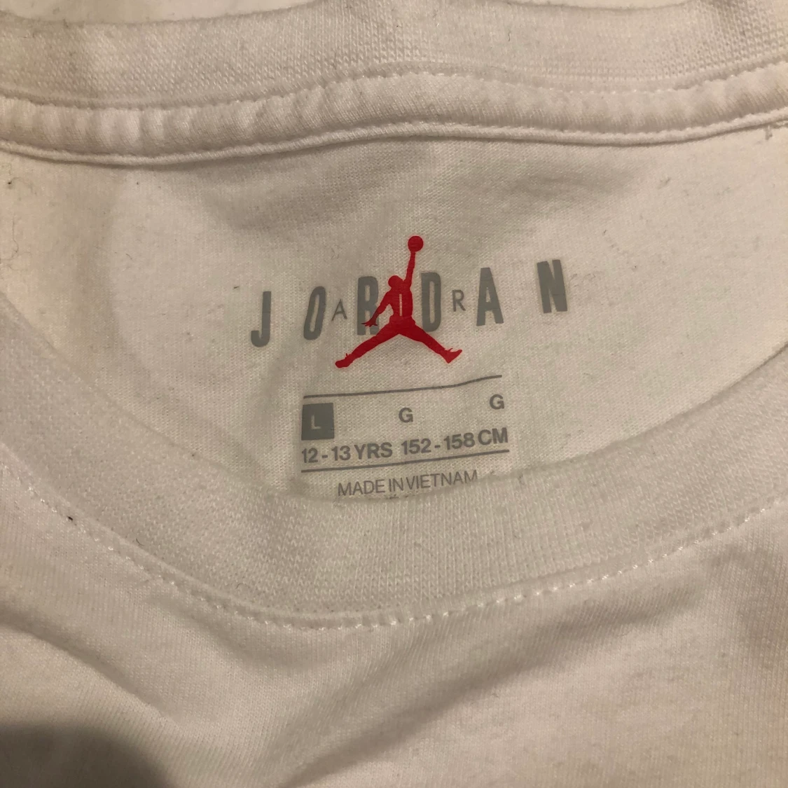 Vit Air Jordan T-shirt med rött och svart tryck.  - 25