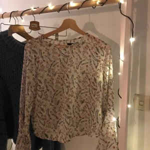 Blommig blus  - Superfin blommig bus från bikbok, med trumpetärmar lite genomskinlig. ”Prickar och blommor i mönstret”