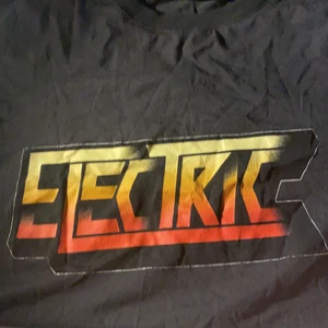 T-shirt från Ginatricot storlek XXS - tröjan är knappt använd den är som ny.