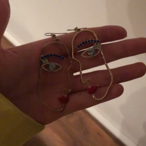 Örhängen - Två stycken örhängen från h&m. Aldrig använda. Ej äkta guld.