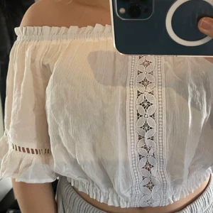 Off Shoulder Topp - En fin vit topp från hm, i storleken 42, jag har 38 och den passar mig. Resår band som gör att den sitter fast som är väldigt stretchiga. Säljer för 20kr+frakt