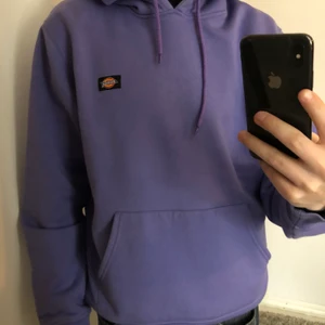 Lila dickies hoodie - En lila väldigt sparsamt använd hoodie. Ser ny ut