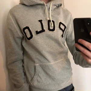 Polo ralph lauren hoodie - En fin polo hoodie i storlek S. Inte mycket använd. Nypris ca 2000kr