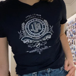 Ralph Lauren t-shirt  - Snygg och skön marinblå t-shirt från Ralph Lauren i storlek M, men är närmare en S. Använd endast ett fåtal gånger, som ny i skicket! 💕 märket är broderat med paljetter/pärlor. Köpt för 599 kr 