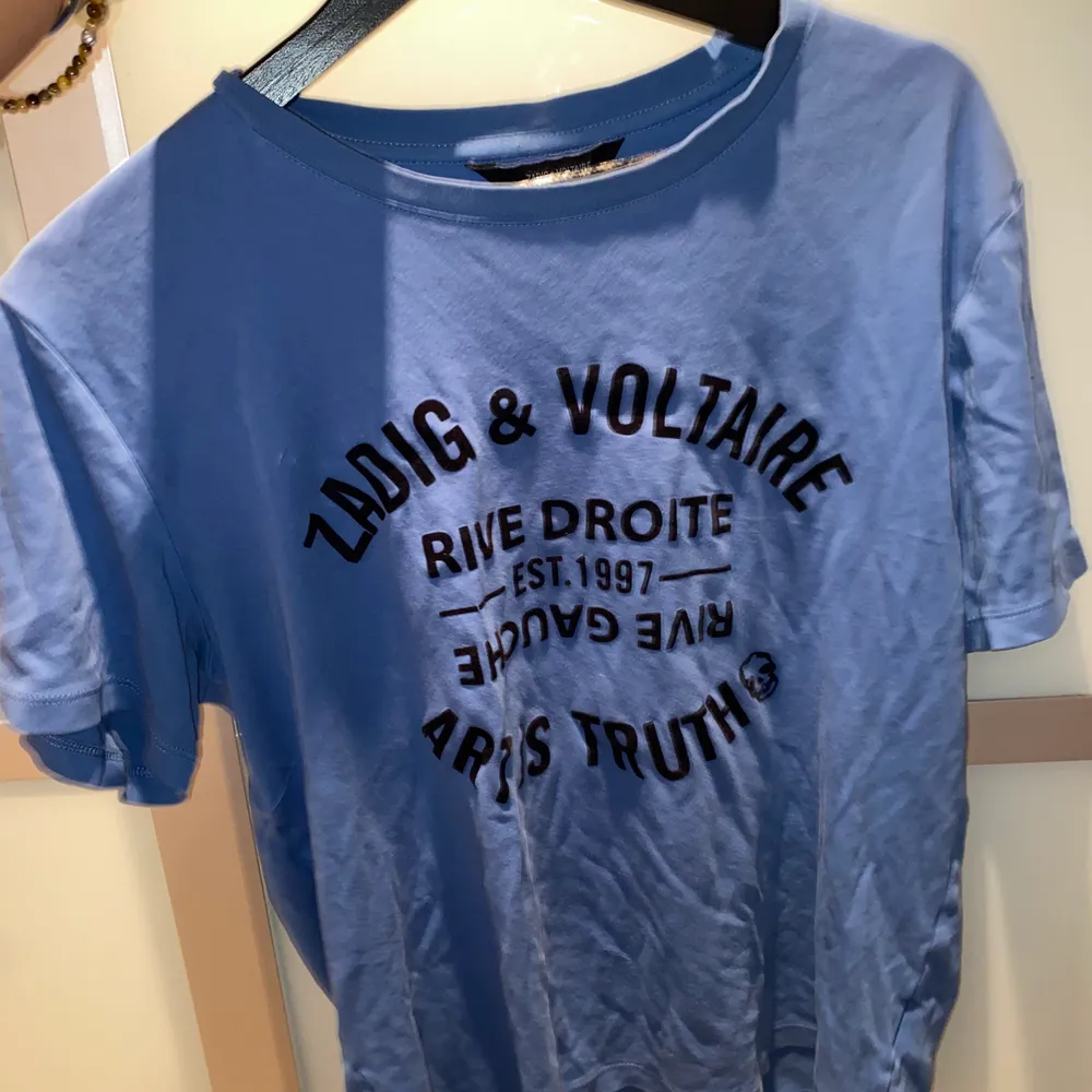 En super snygg zadig voltaire t-shirt i storlek M som är för kille men funkar exakt lika bra för en tjej. Säljs pga att jag inte använder. Den har inga defekter men märks att den är lite använd. Köpt på zadig butiken i stockholm för 1,5 år sedan för cirka 800kr säljer för 300kr. . T-paidat.