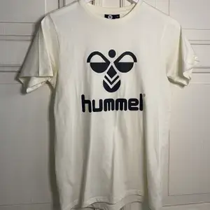 Säljer en vit hummel t-shirt i storlek 164 cm, nyskick, 100 kr + frakt 