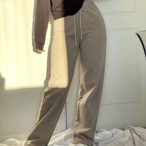 Raka mjukisar - Säljer dessa raka beiga mjukisar från Ida Carlssons kollektion med Madlady då de tyvärr var för små för mig❤️ alltså är de helt nya! Jag säljer både storlek W:XS L:32 och W:S L:32