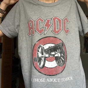 ACDC t-shirt - Asball oversized bandtröja med ACDC i jättemysigt material