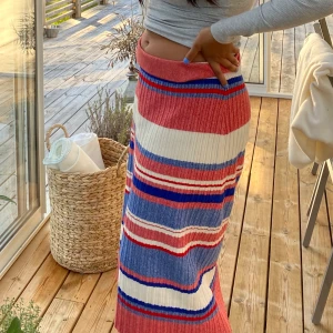 Färgglad kjol - Ursnygg lång kjol - Strl L, men går att vika upp och därmed få den att passa bättre!💕 Priset kan diskuteras.