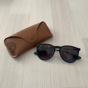 Rayban  - Solglasögon från rayban i modellen Erika. De är så gott som nya, har inte en enda repa! De är såklart äkta! Nypris: 1500kr. Kan mötas upp i Jönköping/Vaggeryd annars tillkommer fraktkostnad🖤