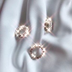 Strass ring - Superfin ring med strass. Elastisk så storleken anpassas efter fingret. 65 kr st 🤍✨
