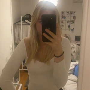 Vit långärmad tröja - Säljer denna helt oanvända tröja från Hm! Super fin men lite liten för mig, den är storlek S! Köpte för 200kr säljer för 100kr 
