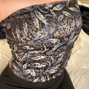 Skit snygg topp - Topp i storleken L men jag bär M och e storlek 38 