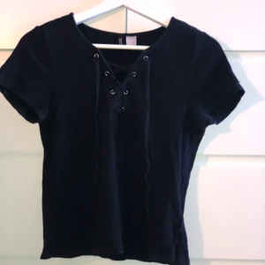 T-shirt - T-shirt som är använd ett fåtal gånger. Säljer pga att den inte används längre. ❗️frakt tillkommer❗️