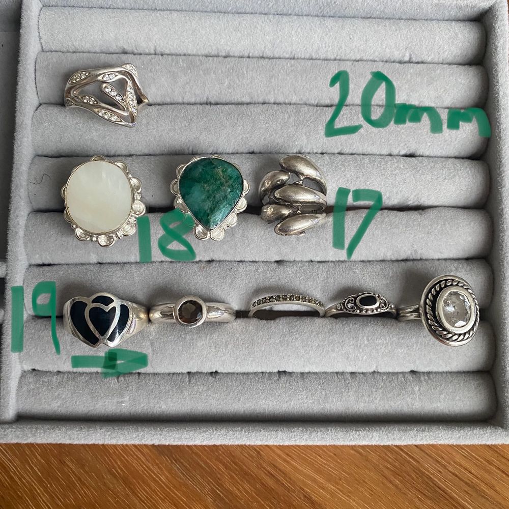 LĂS HELA ANNONSEN VID INTRESSEđŒ JĂ€ttefina vintage stĂ€mplade silverringar i olika skick och storlekar! PĂ„ FĂRSTA bilden ser ni vilken pris klass dem tillhör KLASS 1=180/st KLASS 2=130/st KLASS 3=100kr/st! PĂ„ ANDRA bilden ser ni storlekarna! Har försökt mĂ€ta och skriva pĂ„ bilden sĂ„ gĂ„tt det gĂ„r men har ni frĂ„gor hör av er! SKICKA SCREENSHOT PĂ
RINGEN DU ĂR INTRESSERAD AV och ifall fler Ă€r intresserade av samma Ă€r det högsta bud som vinner!đđ. Accessoarer.