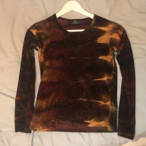 Cool tröja  - svincool tröja som jag sydde in men råka sy in den något för mycket så den är för tajt i armarna ☺️ disclaimer: är INTE en sömmerska därav är den inte perfekt men den är sjukt snygg ändå med coolt mönster! 💖 uppdaterat min policy så läs gärna den!