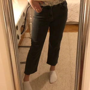 Svart jeans WERA - Säkjer mina svarta jeans från WERA. De är korta i modellen. Använda max 5 gånger, Storlek 36. Säljs pga. de är försmå.