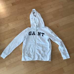 Gant tröja bra sick🥰 lite slitningar på själva texten för märket men annars inget❤️ säljer för att jag inte använder mer☺️
