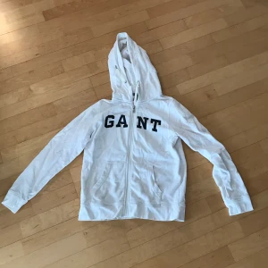Gant hoddie  - Gant tröja bra sick🥰 lite slitningar på själva texten för märket men annars inget❤️ säljer för att jag inte använder mer☺️