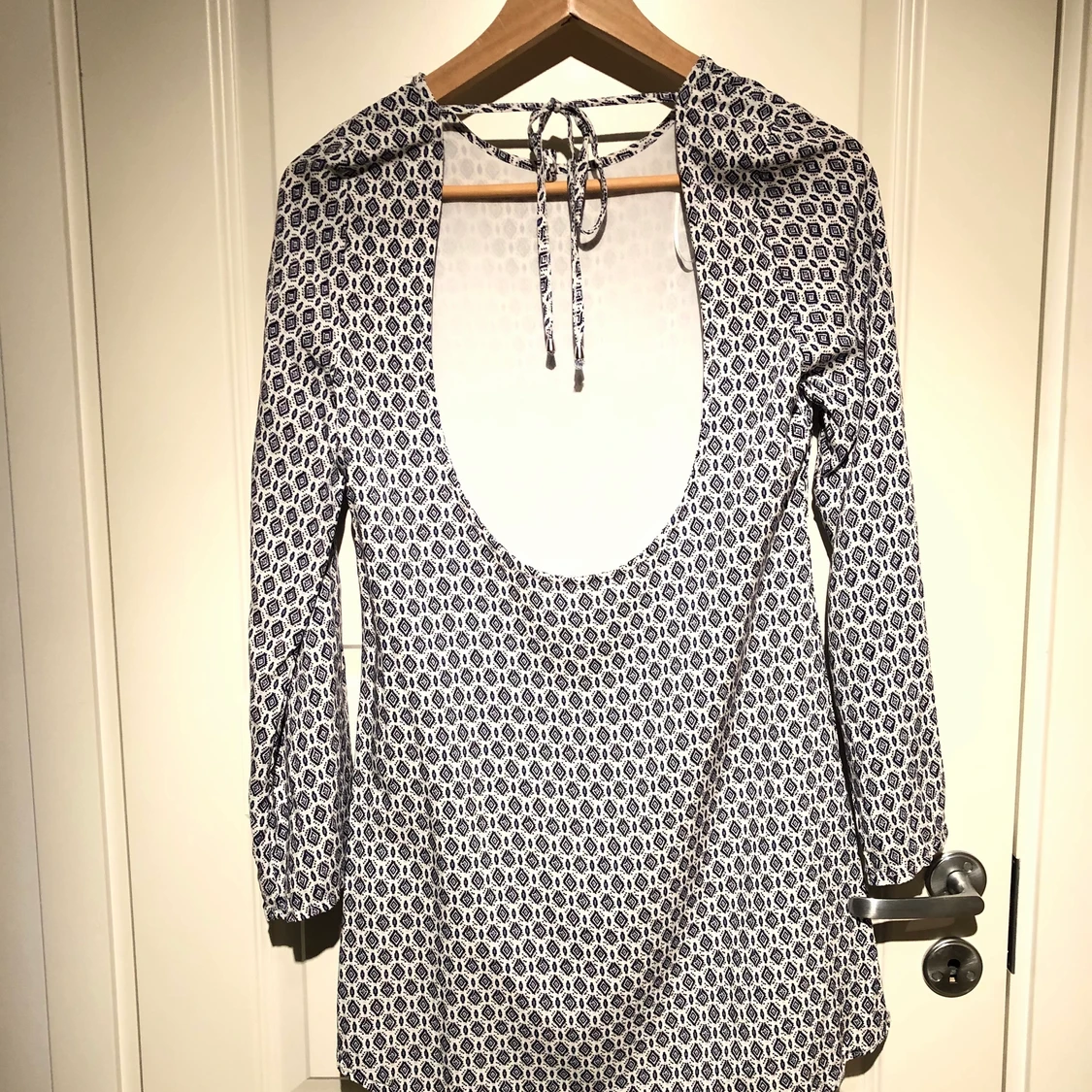 Klänning med öppenrygg - 90