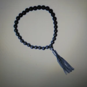 Armband från Bud to Rose (Stassi Hematite Bracelet)  - Säljer ut smycken från Bud to Rose från en konkursutförsäljning. Allting säljes för ca 70% av ordinarie pris. Allt kommer från från en butik som tvingats stänga. Så helt nya smycken för 70% av ordinarie pris. Priset som står på varan här inne gäller. Varan skickas mot fraktkostnad, kollar upp summa för detta efter hand som ni beställer då många beställer mer än en sak och då blir priset annorlunda. Betalning via swish. Bild lånad från Bud to Rose. 