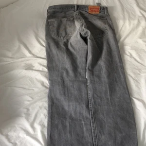 Levis 501 - Rak passform vintage Levis i ljus tvättat grå färg. Passar på mig och jag är 180