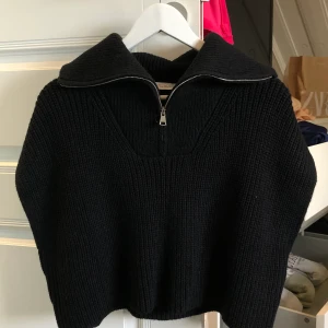 Stickad väst - Stickad väst från zara använd 1 gång.