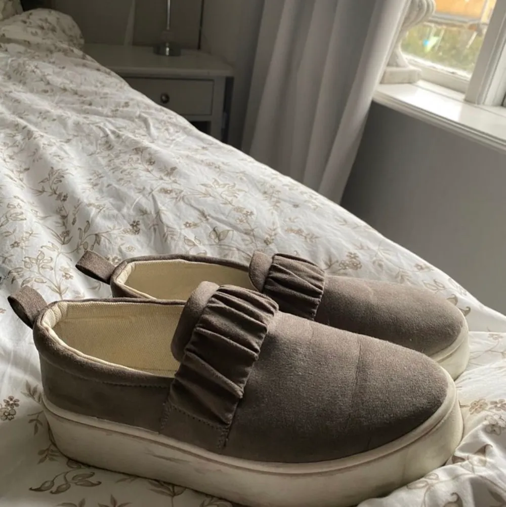  Beige/ grå skor i storlek 37✨ Bra skick- finns lite små märken, men inget man tänker på🤍( super lätt att tvätta bort )  Köparen betalar frakt 🌷. Skor.